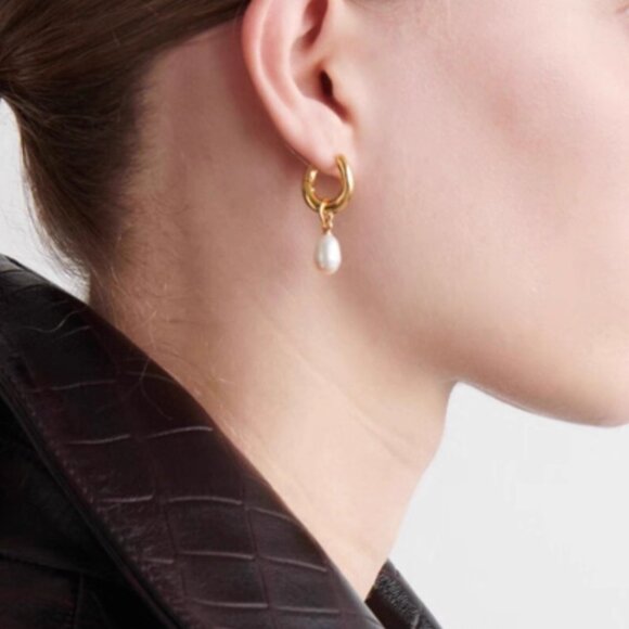 NWT COS Mismatched Freshwater Pearl Earrings Gold/Onyx - Picture 2 of 3